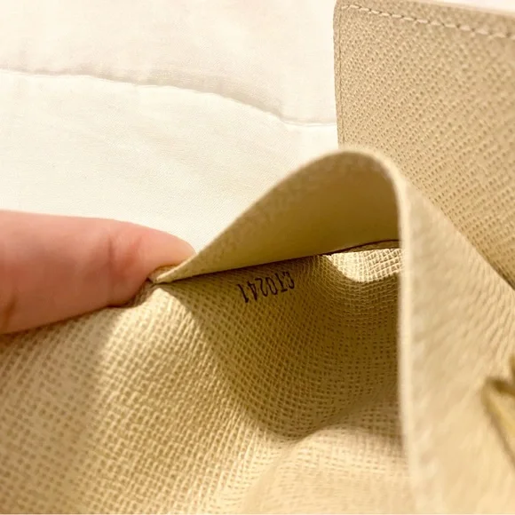 SOLD!! 💯 Authentic Louis Vuitton 4 Key Holder - Picture 9 of 10